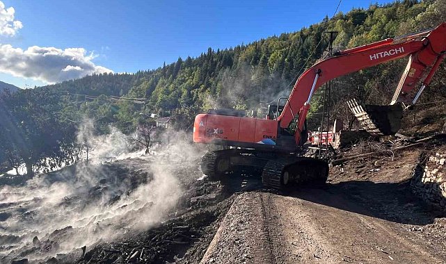11 evin küle döndüğü köyde enkaz iş makineleriyle kaldırılıyor