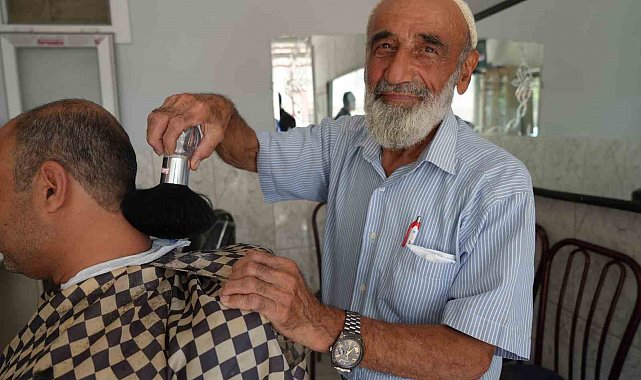 11 yaşında başladı, 65 yıldır makasını elinden bırakmadı