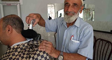 11 yaşında başladı, 65 yıldır makasını elinden bırakmadı