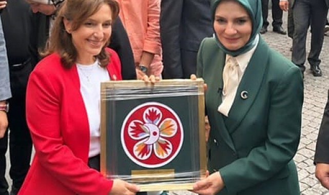 152 yıllık makineyle işlenen Kızılay'ın ilk amblemi Bakan Göktaş'a da hediye edildi