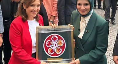 152 yıllık makineyle işlenen Kızılay'ın ilk amblemi Bakan Göktaş'a da hediye edildi