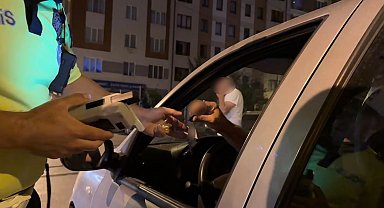 2 ay önce alkolden ehliyetine el koyan polise yeniden yakalandı
