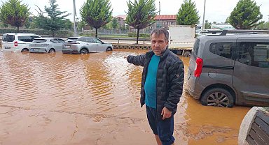 2 gün önce aldığı aracının sular içinde kaldığını görünce büyük üzüntü yaşadı