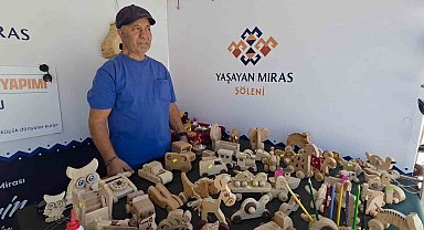 25 yıllık sanatını çocuklar için ahşap oyuncaklara dönüştürüyor