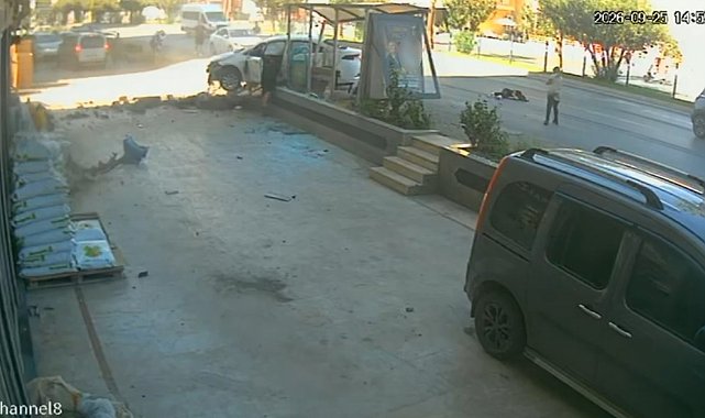 3 kişinin yaralandığı kazada parçalanan otomobilin direksiyonundan yürüyerek indi