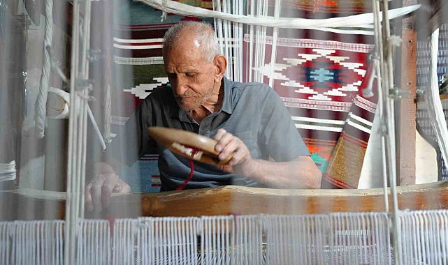 3 metrekarelik dükkanından dünyaya açılıyor