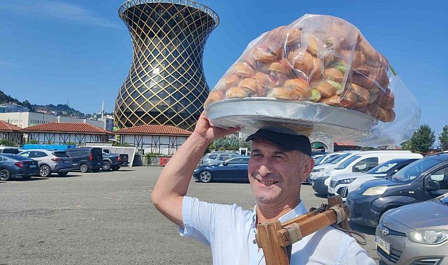 34 yıldır ekmeğini başının üstünde taşıdığı tepsi ile kazanıyor