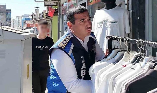 'Burası vatandaşın hakkı, vatandaş buradan nasıl geçecek' diyen zabıta ekipleri kaldırım işgallerine müdahale etti