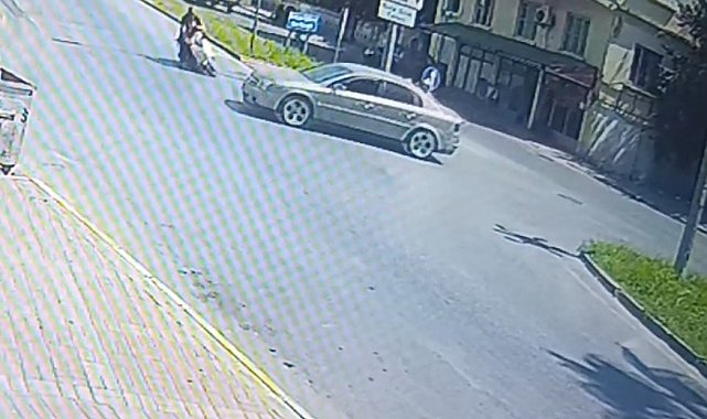'DUR' levhasına uymayan otomobile çarpmamak için fren yaptı sürüklenen motosikletteki baba-oğul yaralandı