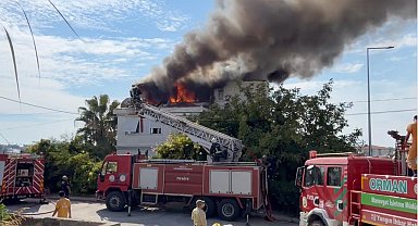4 katlı binanın çatısı alev alev yandı
