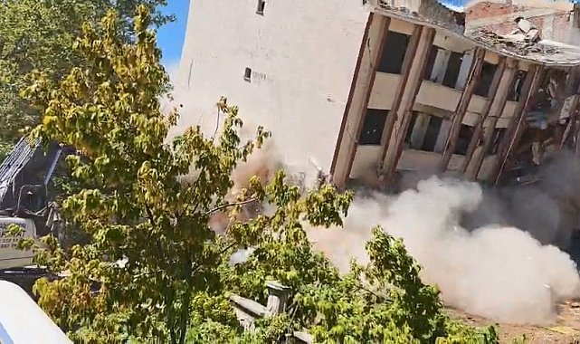 5 katlı iki bina tek dokunuşla yıkıldı