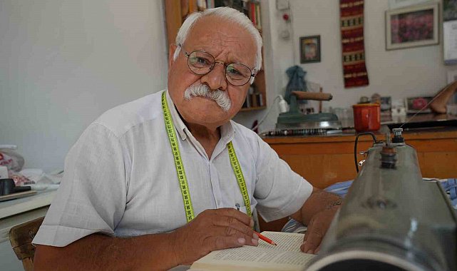 55 yıllık terzi, boş vakitlerini kitap okuyarak geçiriyor
