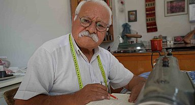 55 yıllık terzi, boş vakitlerini kitap okuyarak geçiriyor