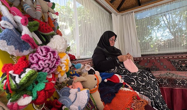 60 yıllık örgü tutkusuyla hem ağaçları süslüyor hem sokak hayvanlarına destek oluyor