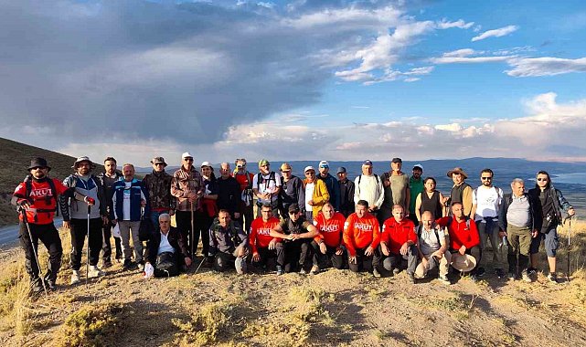70 doğasever Nemrut Kalderası için 40 kilometre yürüdü