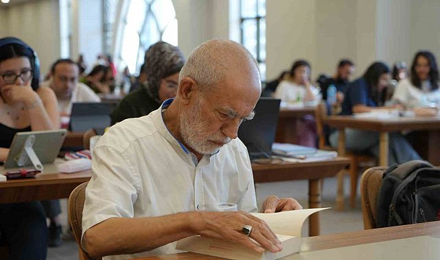 76 yaşındaki adamın kitap aşkı
