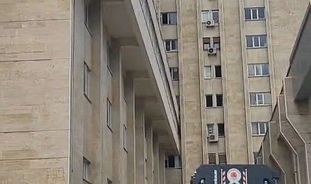 9. kattaki cama çıktı, polis ekiplerinin ikna çalışmasıyla indirildi