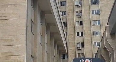 9. kattaki cama çıktı, polis ekiplerinin ikna çalışmasıyla indirildi