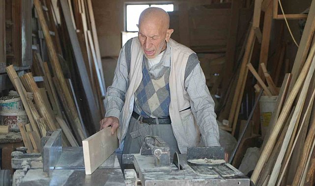 90 yaşındaki marangoz, ahşap işlemeleriyle tarihe meydan okuyor