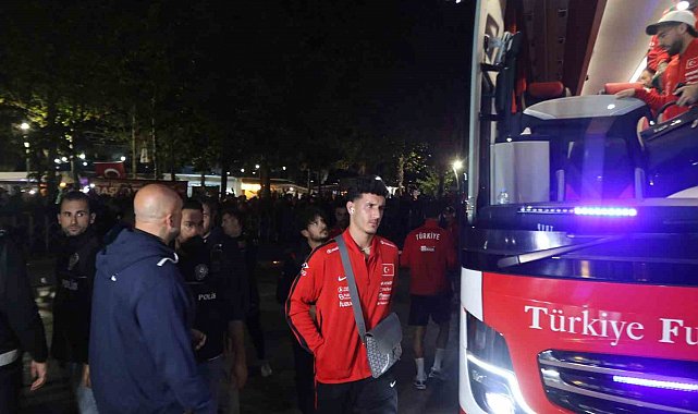 A Milli Futbol Takımı'nı otel önünde yüzlerce taraftar karşıladı