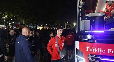 A Milli Futbol Takımı'nı otel önünde yüzlerce taraftar karşıladı