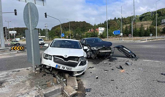 Abant Kavşağı'nda iki otomobil çarpıştı