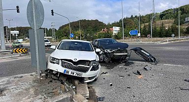 Abant Kavşağı'nda iki otomobil çarpıştı