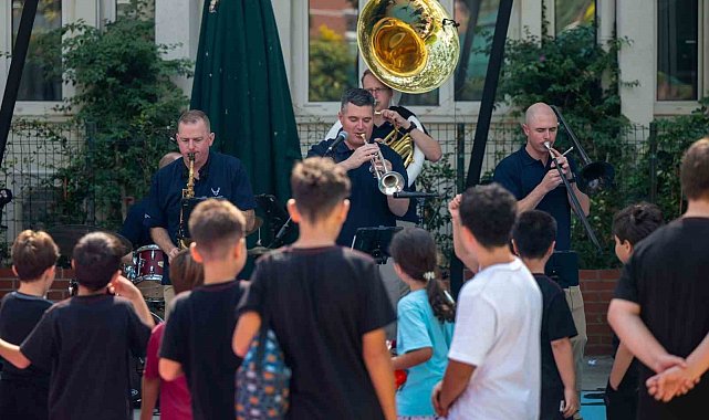 ABD Hava Kuvvetleri Orkestrası Adana'da müzik ziyafeti sundu