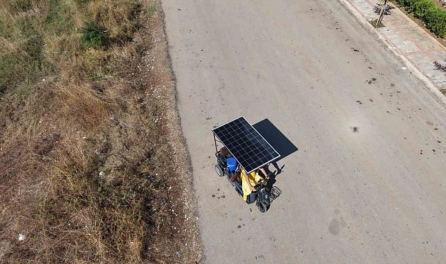 Adana sıcağını avantaja çevirdi: Dondurma sattığı motosikletine güneş paneli taktırdı