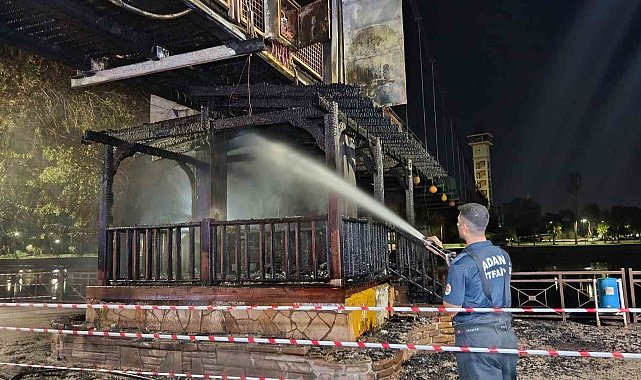 Adana'da asma yaya köprüsünde yangın: 20 metrelik bölüm yandı