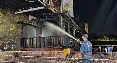 Adana'da asma yaya köprüsünde yangın: 20 metrelik bölüm yandı