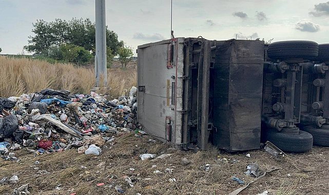Adana'da atık yüklü tır devrildi: Sürücü yaralandı