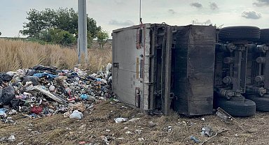 Adana'da atık yüklü tır devrildi: Sürücü yaralandı