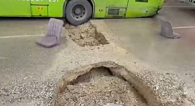 Adana'da belediye otobüsü yağış sonrası oluşan çukura düştü