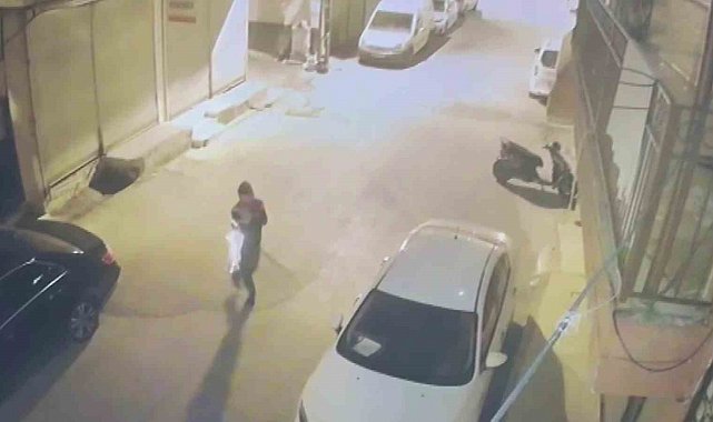 Adana'da iki araca silahlı saldırı: Şüpheliler kameradan tespit edilip yakalandı