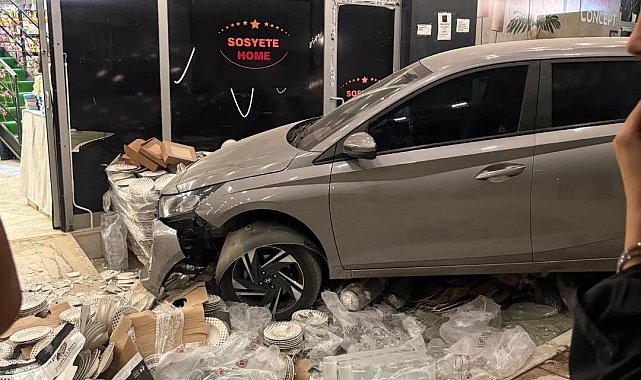 Adana'da kontrolden çıkan iki otomobil peş peşe mağazaya girdi: 2 yaralı