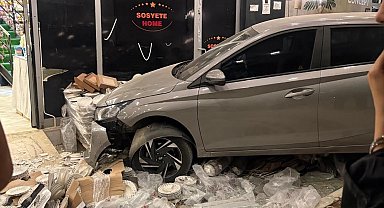 Adana'da kontrolden çıkan iki otomobil peş peşe mağazaya girdi: 2 yaralı