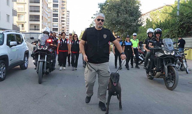Adana'da okulların ilk gününde polisten güvenlik uygulaması