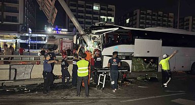 Adana'da yolcu otobüsü alt geçit duvarına çarptı: 11 yaralı
