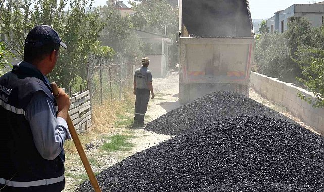 Adım attıkları yerden alev çıkan asfalt işçileri zorlu mesaiyi kavurucu sıcakta sürdürüyor