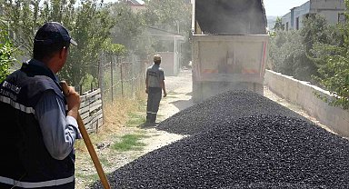 Adım attıkları yerden alev çıkan asfalt işçileri zorlu mesaiyi kavurucu sıcakta sürdürüyor