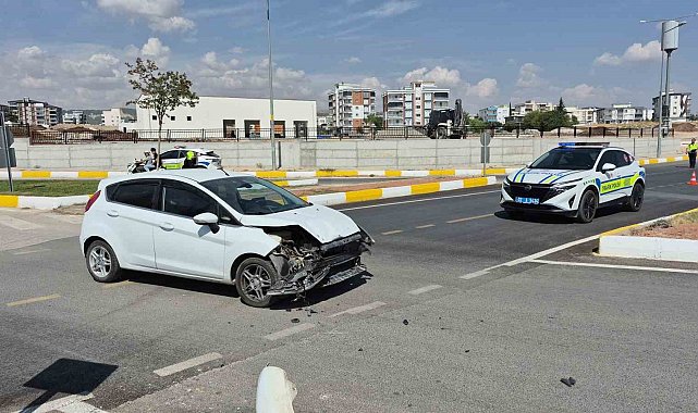 Adıyaman'da iki otomobil çarpıştı: 3 yaralı