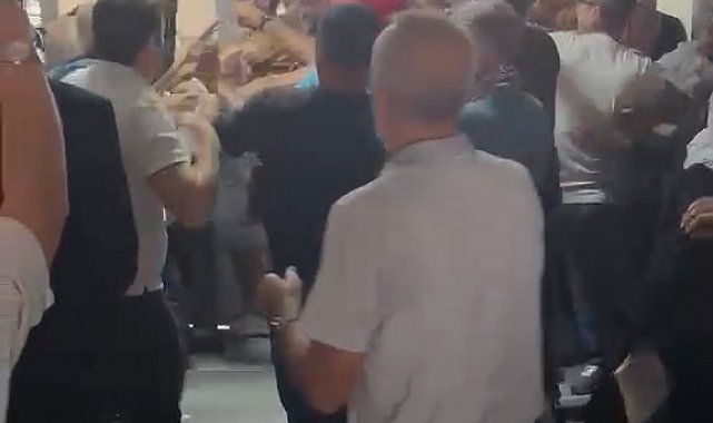 Adliye içerisinde taraflar birbirine girdi: Tekmeli yumruklu kavga kameraya yansıdı