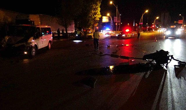 Ağaca çarpan minibüsün motoru yola fırladı: 2 yaralı