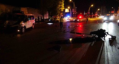 Ağaca çarpan minibüsün motoru yola fırladı: 2 yaralı