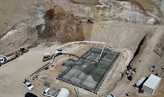 Ağrı'da 2 bin 300 rakımlı köyde afet riski eğitime engel olmadı, tepe yontularak okul alanı açıldı