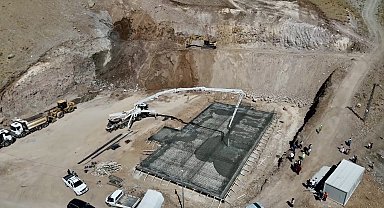 Ağrı'da 2 bin 300 rakımlı köyde afet riski eğitime engel olmadı, tepe yontularak okul alanı açıldı