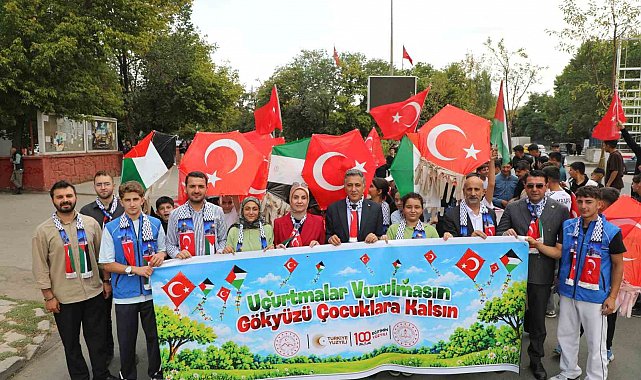 Ağrı'da bin öğrenci Gazze için yürüdü, uçurtmalarını gökyüzüne bıraktı