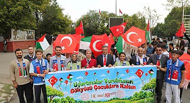 Ağrı'da bin öğrenci Gazze için yürüdü, uçurtmalarını gökyüzüne bıraktı