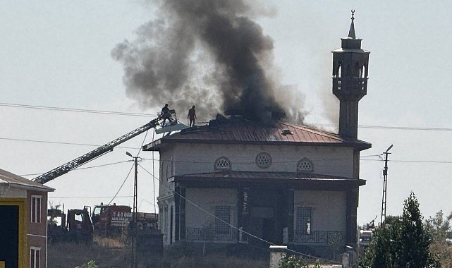 Ağrı'da caminin çatısında çıkan yangın paniğe neden oldu